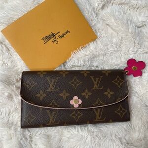 SOLD Portefeuille Emily Flower Charm Pink Bifold Long Wallet